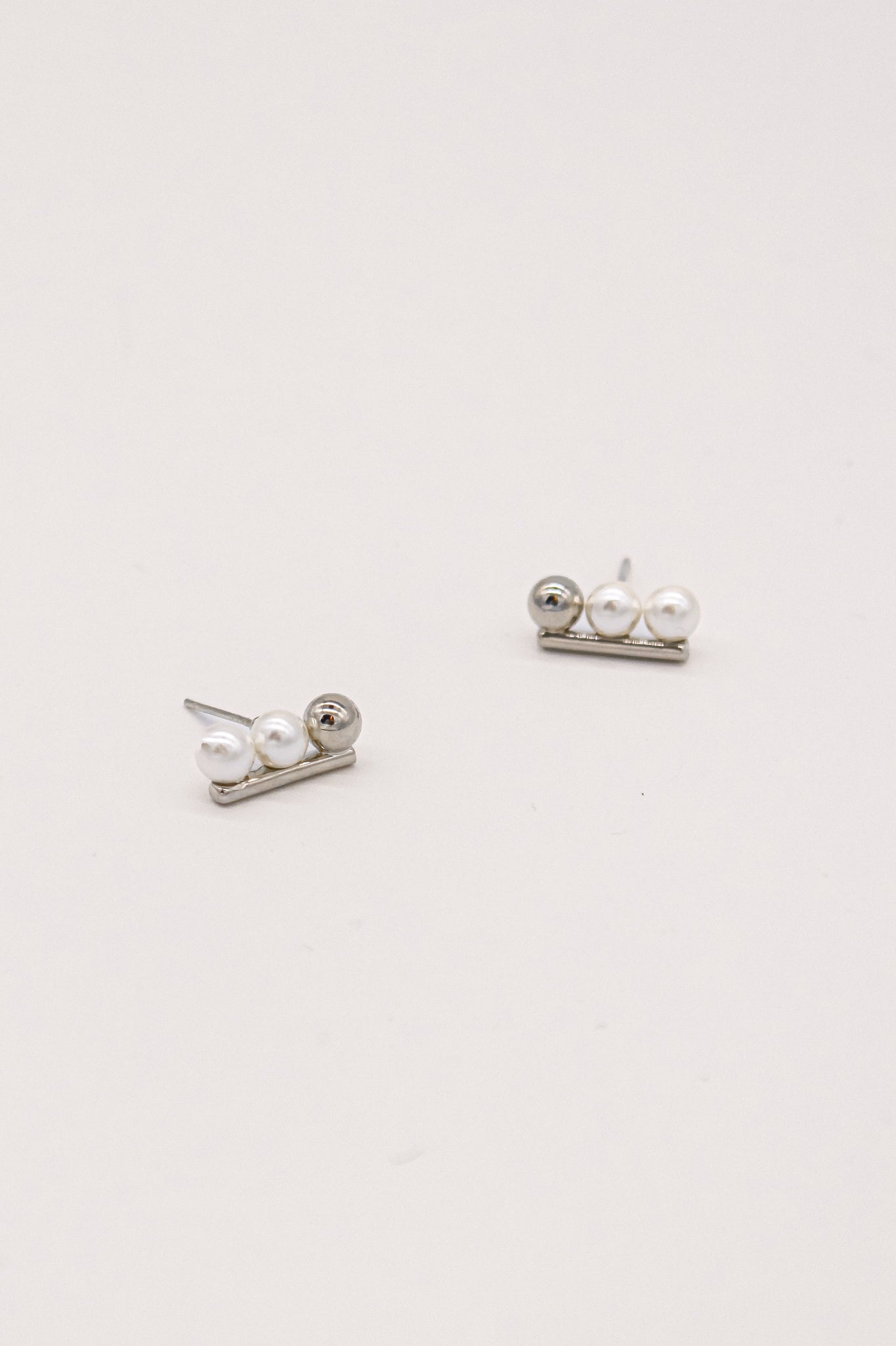 Jin Simple Stud Pearl Earrings - Silver