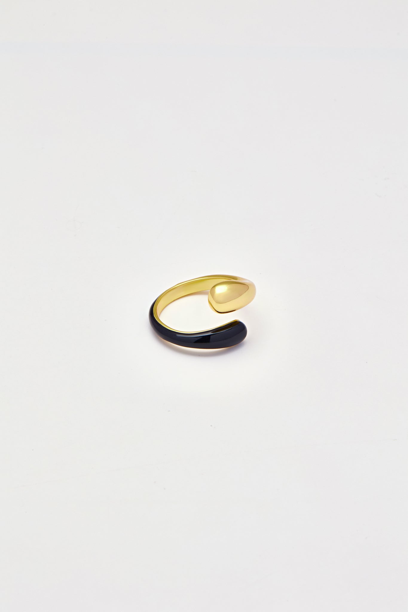 Overlap Round  Black Enamel Gold  Ring